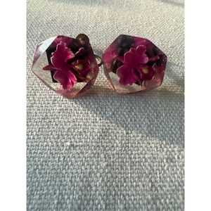 Vintage Octagon Purple Iris/Orchid Flower Earrings Screw Back Acrylic Gold Tone